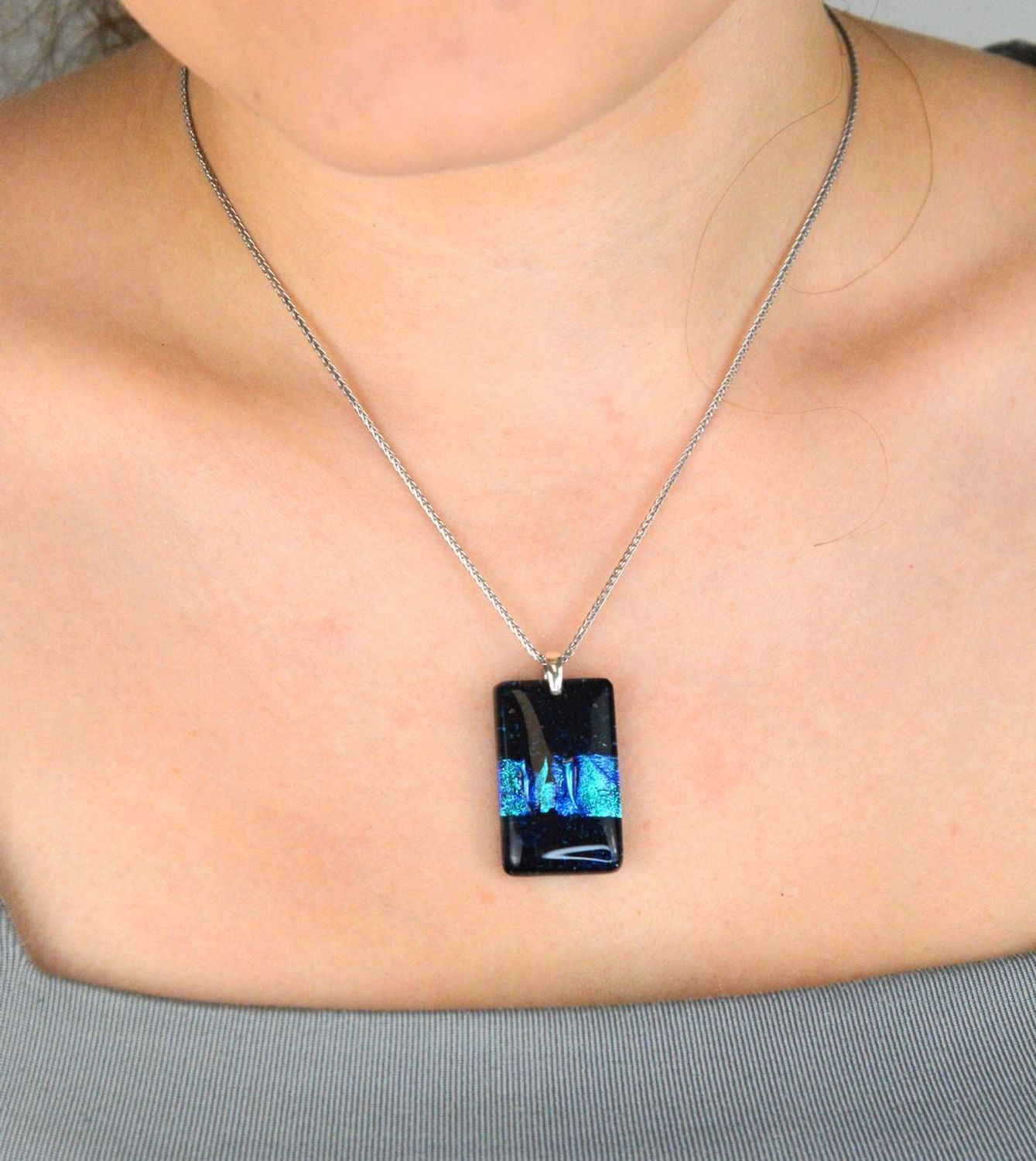 Zawieszka srebrna 925 Murano 55 z ręcznie wykonanym szkłem weneckim w odcieniach niebieskich i granatowych. Długość 3,5 cm, szerokość 2,0 cm, waga 9,40 g. Wyjątkowa, artystyczna biżuteria.1.jpg